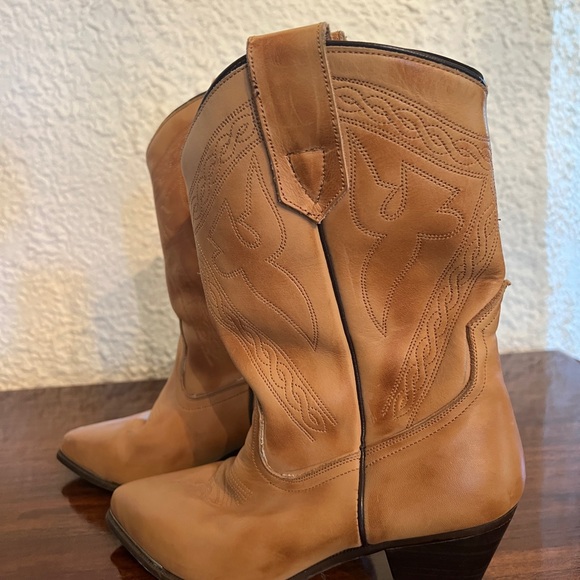 Tan Heeled Leather Boots with Western Style - Picture 3 of 8